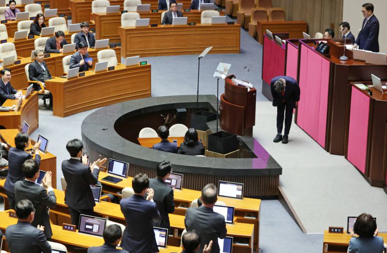 권성동 국민의힘 원내대표가 11일 오전 서울 여의도 국회에서 열린 제422회 국회(임시회) 제3차 본회의에서 교섭단체 대표연설을 마친 뒤 인사하자 같은 당 의원들이 기립박수를 보내고 있다. 2025.02.11.