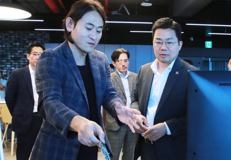 메타플랫폼이 한국의 AI 칩 설계 스타트업 ‘퓨리오사AI’ 인수를 추진 중이다. 지난해 8월 퓨리오사AI 백준호(왼쪽) 대표가 박성택(오른쪽) 산업통상자원부 1차관에게 회사 부설 연구소를 안내하고 있다. 사진제공 산업통상자원부