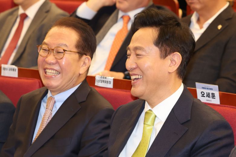 권영세(왼쪽) 국민의힘 비상대책위원장과 오세훈 서울시장이 12일 오전 서울 여의도 국회 도서관에서 열린 87체재 극복을 위한 지방분권 개헌 토론회에서 활짝 웃고 있다. 2025.02.12.