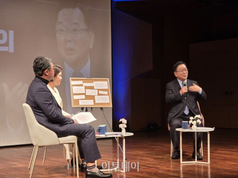김부겸 전 국무총리가 13일 서울 마포구에서 열린 뉴스토마토 연중기획 ‘다시 민주주의’ 강연자로 나서 발언을 하고 있다. 김은재 기자. silverash@