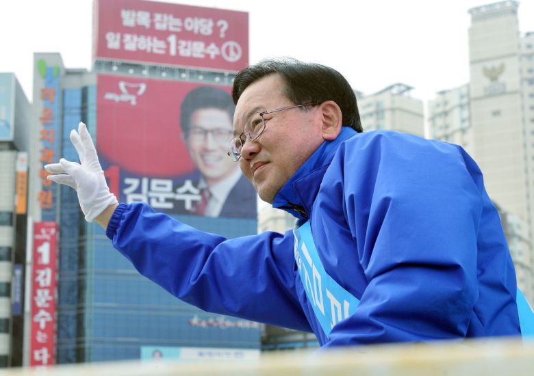 2016년 20대 총선 당시 더불어민주당 김부겸 후보가 대구 수성구 범어네거리에서 아침 출근 인사를 하며 지지를 호소 하는 모습