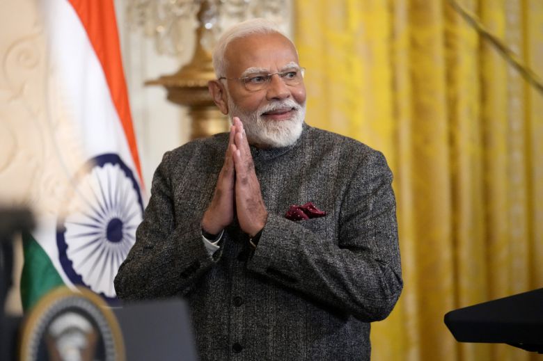 나렌드라 모디 인도 총리가 13일(현지시간) 백악관에서 도널드 트럼프 미국 대통령과 정상회담을 한 후 공동 기자회견장에 도착했다. 워싱턴D.C./AP연합뉴스