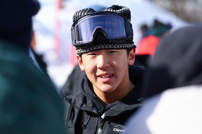 13일 하얼빈 동계아시안게임 스노보드 남자 하프파이프에 출전한 이채운이 중국 야부리 스키리조트에서 취재진과 인터뷰하고 있다.