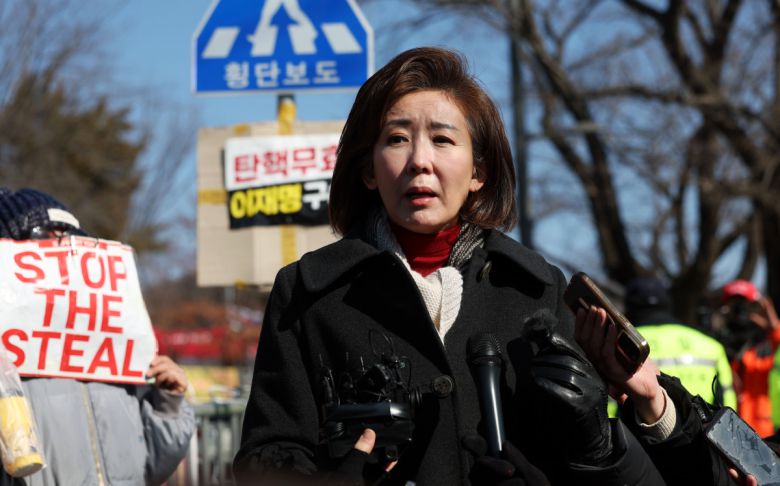 윤석열 대통령과 면회를 마친 나경원 국민의힘 의원이 3일 경기도 의왕시 서울구치소 앞에서 취재진 질문에 답하고 있다. 2025.02.03.