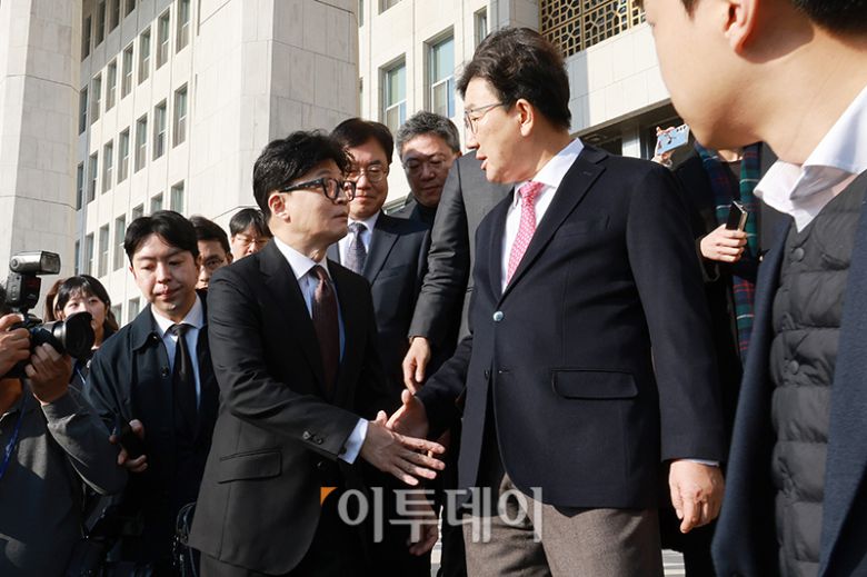 한동훈 국민의힘 대표가 16일 서울 여의도 국회에서 당대표 사퇴 기자회견을 마치고 차량에 탑승하며 권성동 원내대표와 악수를 하고 있다. 고이란 기자 photoeran@