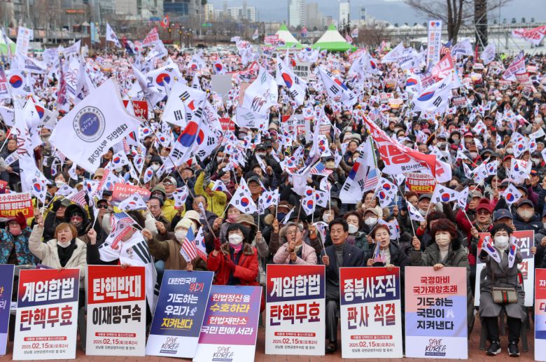 15일 울산 중구 태화강둔치 체육공원에서 깨끗한나라만들기 울산본부가 주최한 ‘윤석열 대통령 탄핵반대 울산시민대회'가 열리고 있다. 2025.02.15.