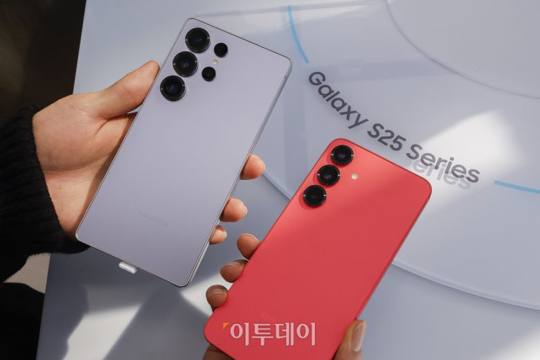 23일 서울 서초구 삼성 강남에서 방문객들이 삼성전자의 신제품 갤럭시 S25 시리즈를 살펴보고 있다. 삼성전자는 22일(현지시간) 미 캘리포니아주 새너제이에서 '갤럭시 언팩 2025' 행사를 열고 갤럭시 S25 시리즈를 공개했다. 이번 신제품은 ‘갤럭시 S25 울트라’, ‘갤럭시 S25+’, ‘갤럭시 S25’ 총 3개 모델로, 전작보다 AI 기능이 대폭 업그레이드 되어 출시됐다. 24일부터 내달 3일까지 사전 판매를 진행하며 내달 7일 정식 출시한다. 조현호 기자 hyunho@