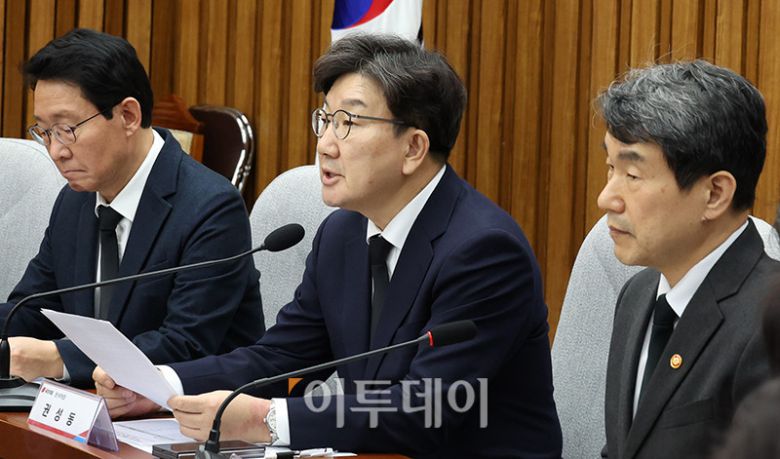 권성동 국민의힘 원내대표가 17일 서울 여의도 국회에서 열린 학교 안전 강화를 위한 당정협의회에서 모두발언을 하고 있다. 오른쪽은 이주호 사회부총리 겸 교육부 장관. 고이란 기자 photoeran@