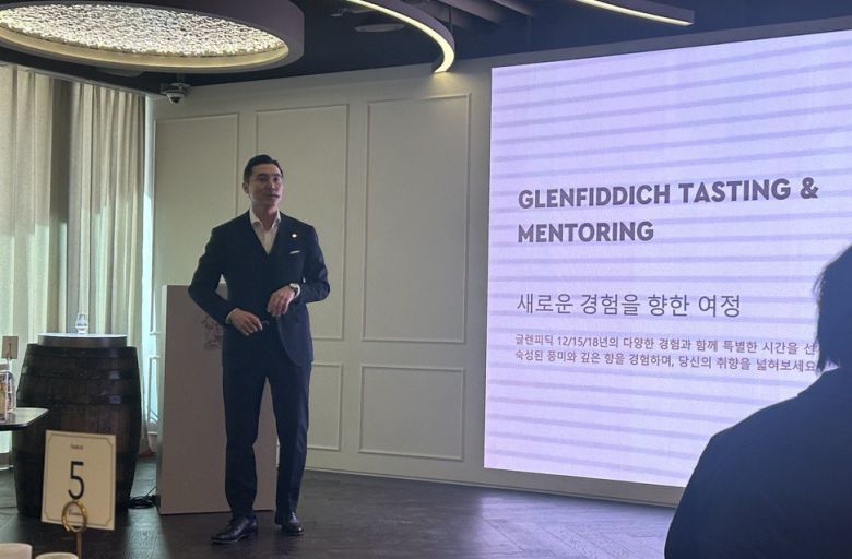 21일 서울 성동구 팩토리얼 성수에서 진행된 ‘글렌피딕 테이스팅&멘토링’ 프로그램에서 배대원 글렌피딕 앰배서더가 글렌피딕을 소개하고 있다.