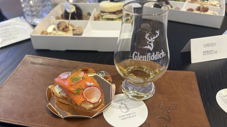 훈제 연어 타르틴과 곁들인 글렌피딕 12년.