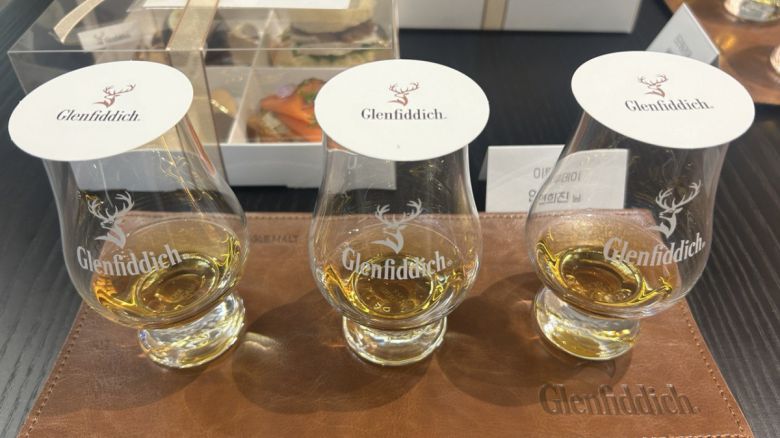 시음용으로 제공된 싱글몰트 위스키 글렌피딕 12년(왼쪽부터), 15년, 18년.