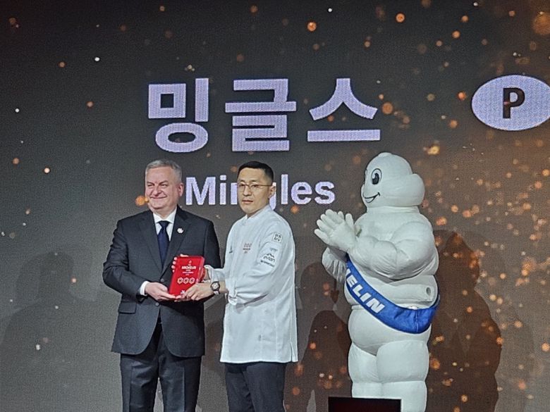 제롬 뱅송 미쉐린 코리아 대표(왼쪽)와 밍글스의 강민구 셰프(가운데)가 기념 사진을 촬영하고 있다.