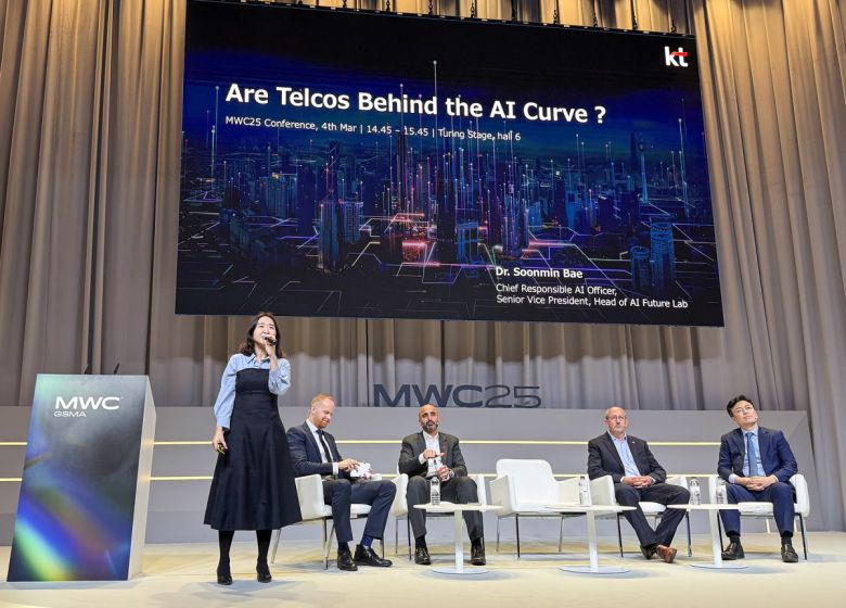 KT AI 퓨처랩장 배순민 상무(CRAIO)가 스페인 바르셀로나 MWC25 행사장에서 열린 주요 세션에 패널로 참석해 발표하고 있는 모습.