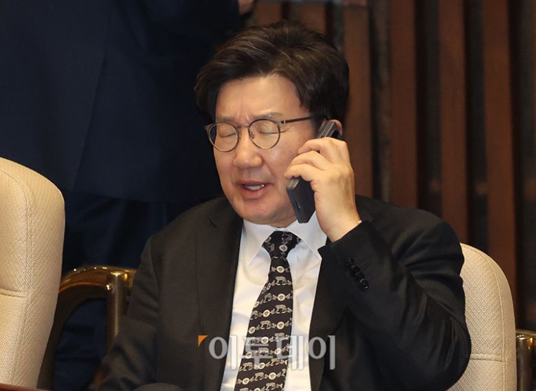 권성동 국민의힘 원내대표가 13일 서울 여의도 국회 본회의에서 통화하고 있다. 고이란 기자 photoeran@