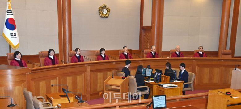 문형배 헌법재판소장 권한대행을 비롯한 재판관들이 13일 서울 종로구 재동 헌법재판소 대심판정에서 열린 최재해 감사원장 탄핵심판과 이창수 서울중앙지검장·조상원 중앙지검 4차장·최재훈 반부패2부장 검사 탄핵심판 선고 기일에 입장해 있다. 이날 헌법재판소는 최 감사원장과 이 지검장 등 3인에 대한 탄핵 소추를 기각했다.