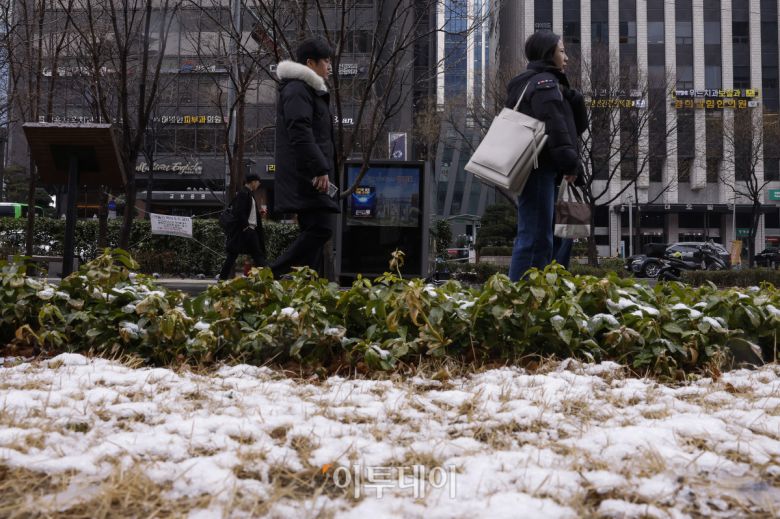 서울을 포함한 전국 곳곳에 대설특보가 내려지는 등 영하권 추위를 보인 18일 서울 영등포구 여의도역 일대에서 두꺼운 외투를 입은 시민들이 출근길 발걸음을 재촉하고 있다. 3월 중순에 서울에 대설특보가 발효된 것은 기상특보 통계를 집계하기 시작한 1999년 이후 가장 늦은 기록이다. 기상청은 내일까지 꽃샘추위가 이어지다가, 모레부터 낮 기온이 크게 오르며 포근한 봄 날씨를 되찾을 것으로 전망했다. 조현호 기자 hyunho@