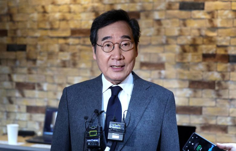 이낙연 전 국무총리가 18일 대구 중구 YMCA카페에서 열린 헌법개정 대구경북결의대회에 앞서 취재진 질문에 답하고 있다. 2025.03.18.