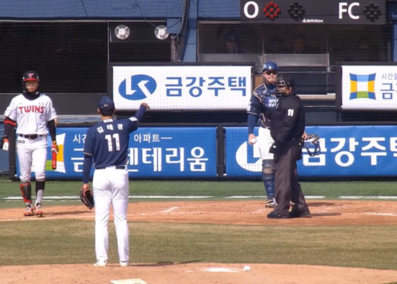 17일 LG 트윈스와 NC 다이노스의 시범경기에서 LG 박해민이 NC 김태경에게 다가가고 있다. (출처=유튜브 채널 'MBCNEWS')