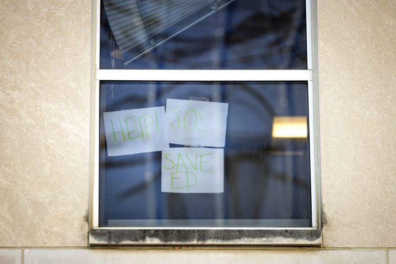 미국 교육부 건물 창문에 ‘살려달라(HELP)’ 등 메시지가 써진 종이가 붙어 있다. 워싱턴D.C./EPA연합뉴스