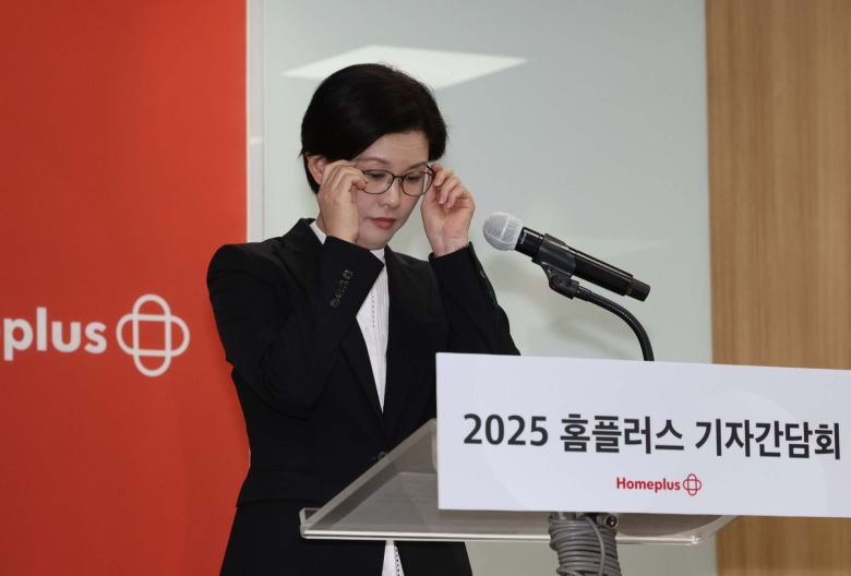 조주연 홈플러스 사장이 14일 서울 강서구 홈플러스 본사에서 열린 기업회생절차(법정관리) 관련 기자간담회에서 안경을 쓰고 있다.