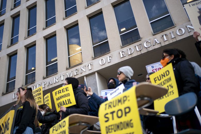 14일(현지시간) 미국 교육부 본부 앞에서 교육부 해체와 직원 대규모 해고를 반대하는 시위가 열렸다. 워싱턴D.C./UPI연합뉴스