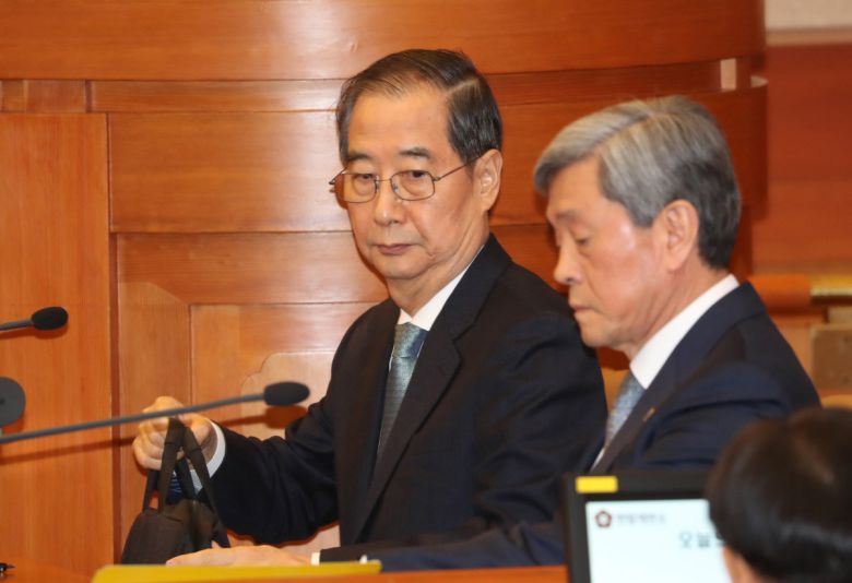 한덕수 국무총리가 지난달 19일 서울 종로구 재동 헌법재판소에서 열린 한덕수 국무총리 탄핵심판 제1차 변론기일에 출석해 있다.