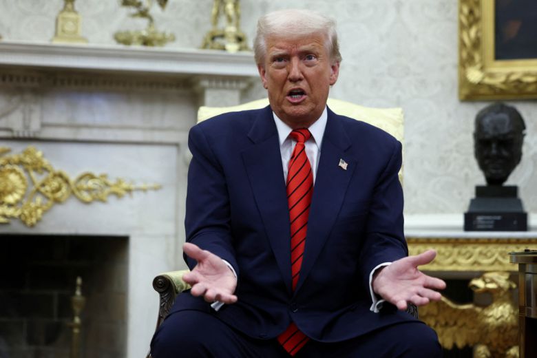 도널드 트럼프 미국 대통령이 13일(현지시간) 워싱턴D.C. 백악관 집무실에서 발언을 하고 있다. 워싱턴D.C./로이터연합뉴스