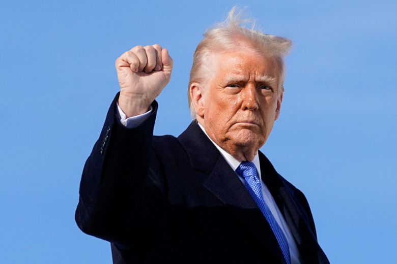 도널드 트럼프 미국 대통령이 21일(현지시간) 메릴랜드주 앤드루스 공군기지에서 뉴저지주로 향하는 에어포스원에 탑승하면서 주먹을 불끈 쥐어 들어올리고 있다. 앤드루스(미국)/로이터연합뉴스