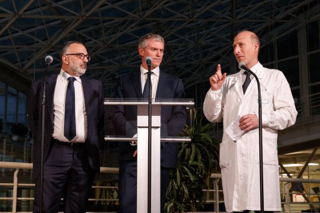 22일(현지시간) 이탈리아 로마 제멜리 병원에서 프란치스코 교황 의료진이 언론 브리핑을 하고 있다. 로마/EPA연합뉴스