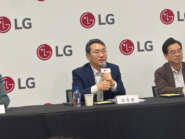 조주완 LG전자 최고경영자(CEO)가 세계 최대 정보기술(IT)‧가전 박람회 ‘CES 2025’가 열린 미국 라스베이거스에서 8일(현지시간) 기자간담회를 진행하고 있다.