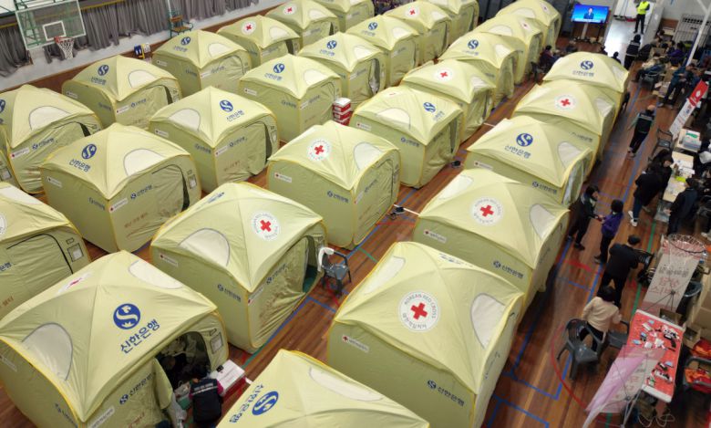 24일 경남 산청군 단성면 단성중학교에 마련된 이재민 대피소에서 공무원과 자원봉사자가 분주히 움직이고 있다.