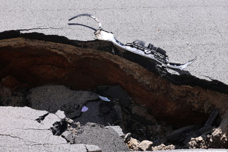 2024년 오전 서울 서대문구 연희동 성산로에서 발생한 땅 꺼짐(싱크홀) 현상 현장에 사고 차량 잔해가 남아있다.   이 사고로 승용차 탑승자 2명이 병원으로 후송됐다.