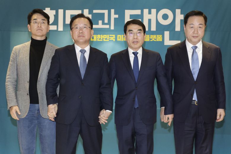 박용진(왼쪽부터) 전 의원, 김부겸 전 국무총리, 양기대, 김두관 전 의원이 18일 경기 광명역 웨딩홀에서 열린 '희망과 대안' 포럼 출범식에서 기념촬영을 하고 있다.