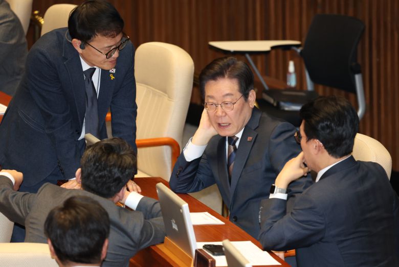 더불어민주당 이재명 대표, 김민석 수석최고위원, 진성준 정책위의장, 박주민 보건복지위원장이 13일 서울 여의도 국회에서 열린 제423회 국회(임시회) 제1차 본회의에서 대화하고 있다.