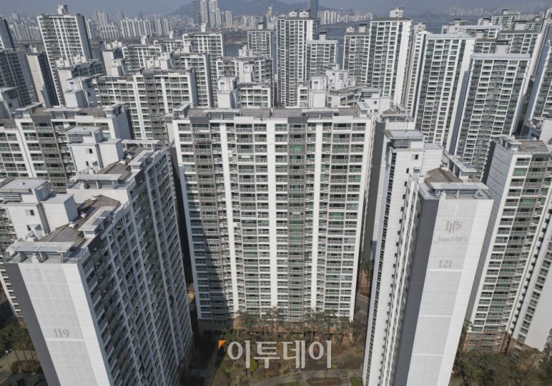 21일 서울 송파구 잠실 엘스 아파트 단지 모습. 국토교통부와 서울시는 서울 한강벨트 중심으로 폭발하는 집값 상승에 대응해 24일부터 9월 30일까지 6개월동안 강남3구(강남·서초·송파)와 용산구 아파트 2200개 단지, 40만 가구를 토지거래허가구역(토허제)으로 확대 지정했다. 서울시는 지난 달 송파구와 강남구 일부에 대해 토허제를 해제했으나 불과 한 달 여만에 재지정했다. 조현호 기자 hyunho@