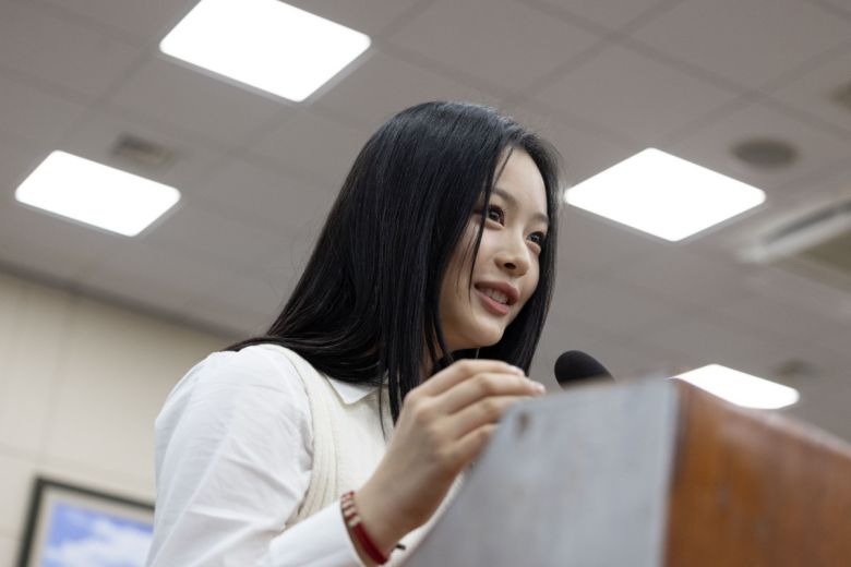 걸그룹 뉴진스의 하니가 지난해 10월 15일 서울 여의도 국회에서 열린 환경노동위원회 국정감사에 참고인 신분으로 출석해 의원 질의에 답하고 있다. (사진공동취재)