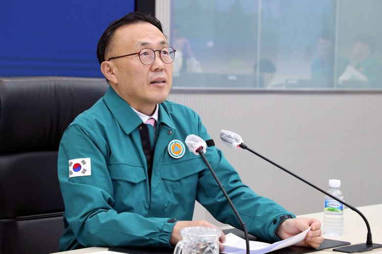 이한경 울산‧경북‧경남 산불 대응 중앙재난안전대책본부(중대본) 차장(행안부 재난안전관리본부장)이 중대본 회의를 주재하는 모습.