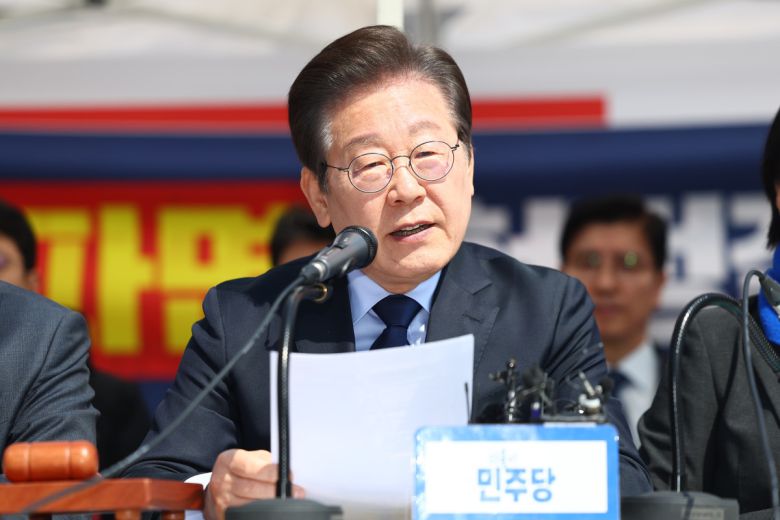 더불어민주당 이재명 대표가 31일 서울 종로구 광화문 앞 더불어민주당 천막당사에서 열린 최고위원회의에서 발언하고 있다.