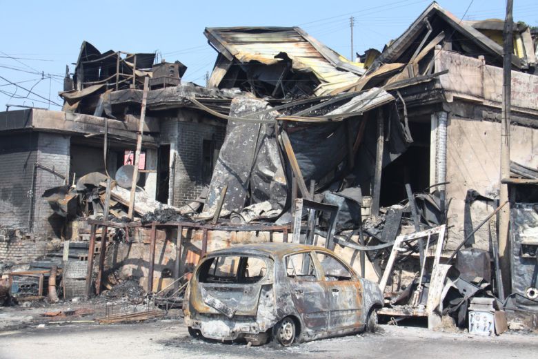 31일 '괴물 산불'이 지나간 경북 영덕군 영덕읍 노물항에 불에 탄 주택과 승용차가 세워져 있다.