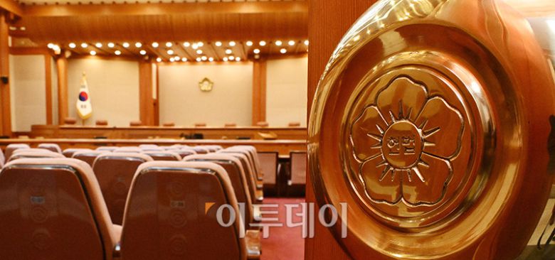 윤석열 대통령에 대한 헌법재판소의 탄핵 심판 선고일을 하루 앞둔 3일 서울 종로구 헌법재판소 대심판정에 긴장감이 감돌고 있다. 2025.04.03 사진공동취재단