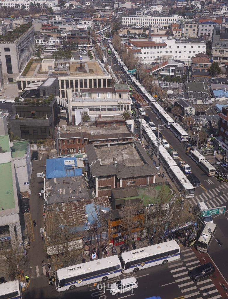 헌법재판소가 윤석열 대통령 탄핵심판 선고일을 발표한 1일 서울 종로구 헌법재판소 앞에 경찰 차벽이 세워져 있다. 헌재는 이날 기자단에 윤 대통령 탄핵 사건에 대한 선고일은 4월 4일 오전 11시 대심판정에서 있을 예정이라고 발표했다. 윤 대통령이 탄핵소추된 지 111일, 변론 종결 이후 38일 만이다. 조현호 기자 hyunho@