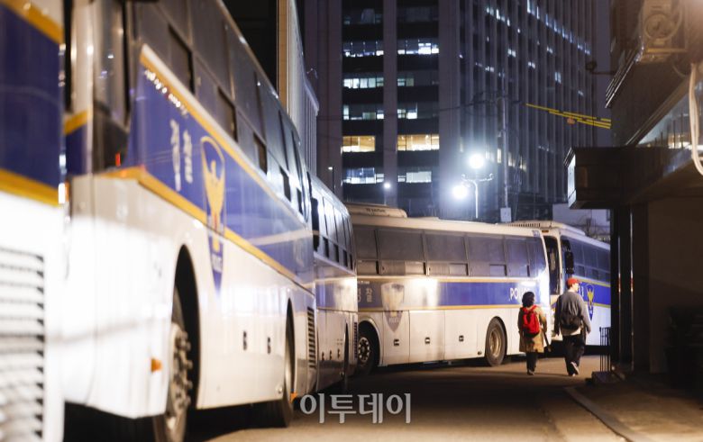 윤석열 대통령 탄핵심판이 헌법재판소의 선고만을 남겨둔 가운데 26일 서울 종로구 헌법재판소 앞에 경찰 차벽이 세워져 있다. 한편 헌법재판소는 이날에도 윤석열 대통령 탄핵심판 선고일을 발표하지 않았다. 이에 따라 선고는 한 번 더 다음 주로 미뤄지게 됐다. 선고일 발표 이후 선고 준비를 위해 최소한 이틀이 필요하기 때문에 27, 28일에는 사실상 선고가 무산 됐다. 통상 월요일과 화요일은 주말 사이 보안 유지가 어렵다는 점을 감안하면 윤 대통령 탄핵심판 선고는 빨라도 4월 초 중에 나올 것으로 전망된다. 조현호 기자 hyunho@