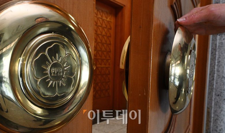 윤석열 대통령에 대한 헌법재판소의 탄핵 심판 선고일을 하루 앞둔 3일 서울 종로구 헌법재판소 대심판정의 문이 열리고 있다. 2025.04.03 사진공동취재단