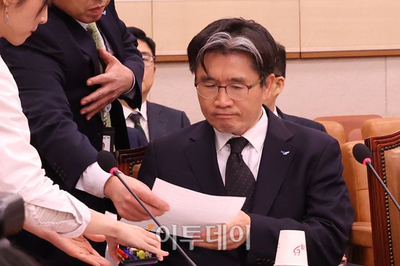 오동운 고위공직자범죄수사처장이 7일 서울 여의도 국회 법제사법위원회 전체회의에서 굳은 표정으로 자리하고 있다. 고이란 기자 photoeran@