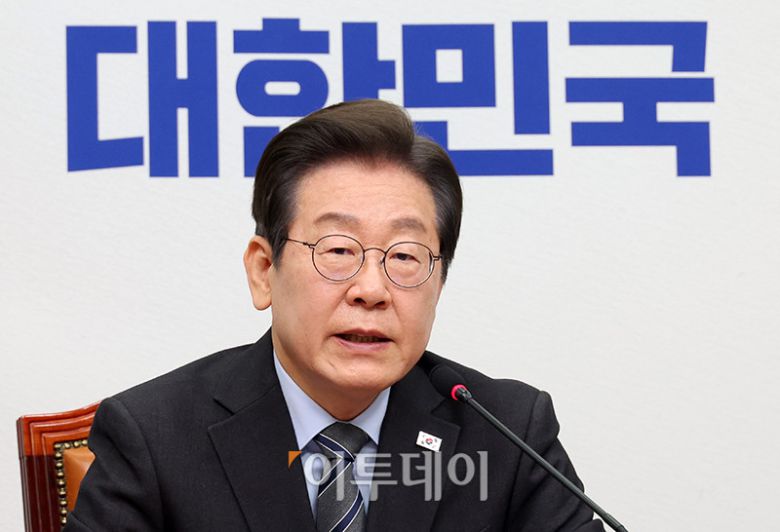 이재명 더불어민주당 대표가 7일 서울 여의도 국회에서 열린 최고위원회의에서 발언을 하고 있다. 이날 이 대표는 "민주주의를 발전시키는 것도 중요하지만, 지금 당장은 민주주의의 파괴를 막는 것이 훨씬 더 긴급하고 중요하다"며 "개헌은 필요하지만, 지금은 내란 종식이 먼저다"고 말했다. 고이란 기자 photoeran@