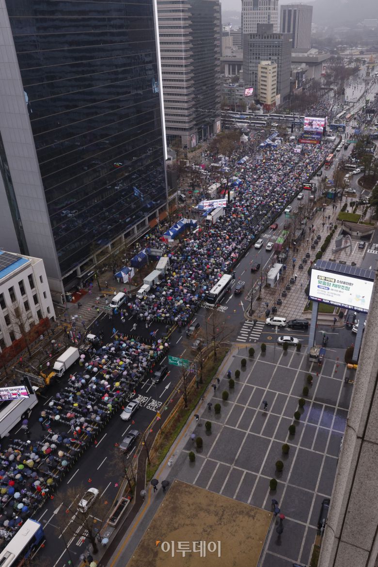 대한민국바로세우기국민운동본부·자유통일당 등 윤석열 전 대통령 지지자들이 5일 서울 종로구 동화면세점 앞에서 열린 국민저항권광화문국민대회에서 탄핵 무효를 촉구하고 있다.