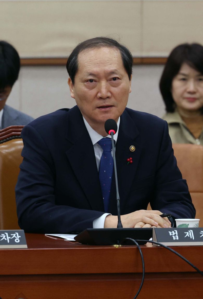 이완규 법제처장이 20일 서울 여의도 국회에서 열린 법제사법위원회 현안질의에서 의원 질의에 답하고 있다. 신태현 기자 holjjak@