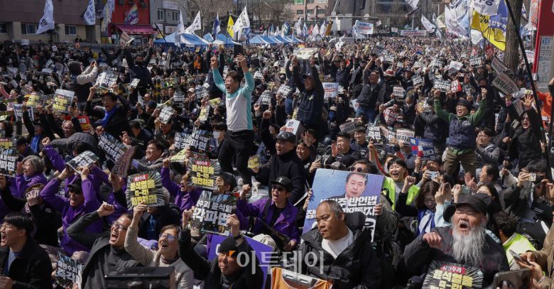 윤석열 대통령이 파면된 4일 서울 종로구 안국열 일대에서 시민들이 환호하고 있다. 헌법재판소는 이날 윤 대통령 탄핵심판 선고기일을 열고 국회의 탄핵소추를 전원일치 의견으로 인용했다.