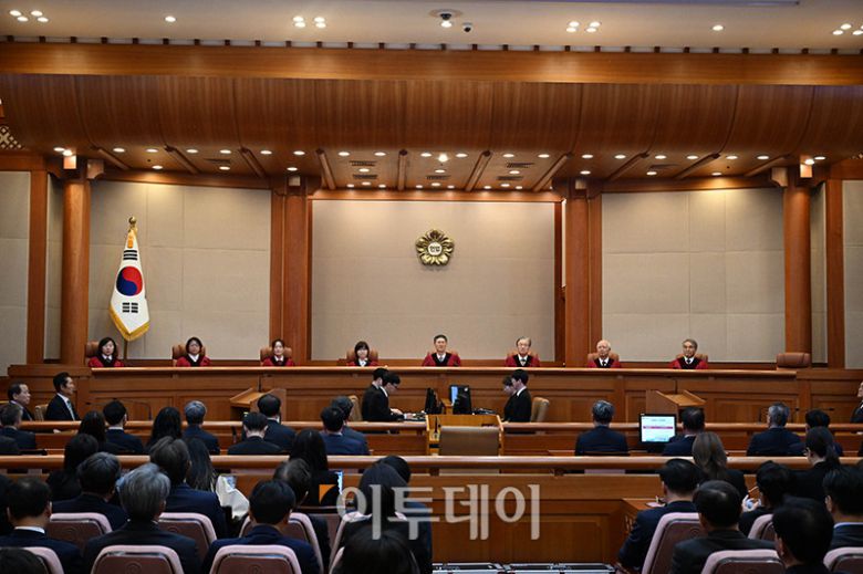 4일 서울 종로구 헌법재판소 대심판정에서 윤석열 대통령 탄핵심판 선고 기일이 진행되고 있다.