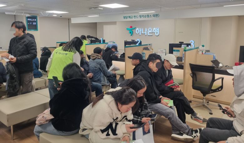 약 두 시간 줄을 선 끝에 들어간 하나은행 원곡동외국인센터 1층에는 외국인 고객이 20명가량 대기 중이었다. 고객들 사이에서 외국어에 능통한 계약직 직원 7명이 은행 애플리케이션 이용법 등을 안내하고 있었다.